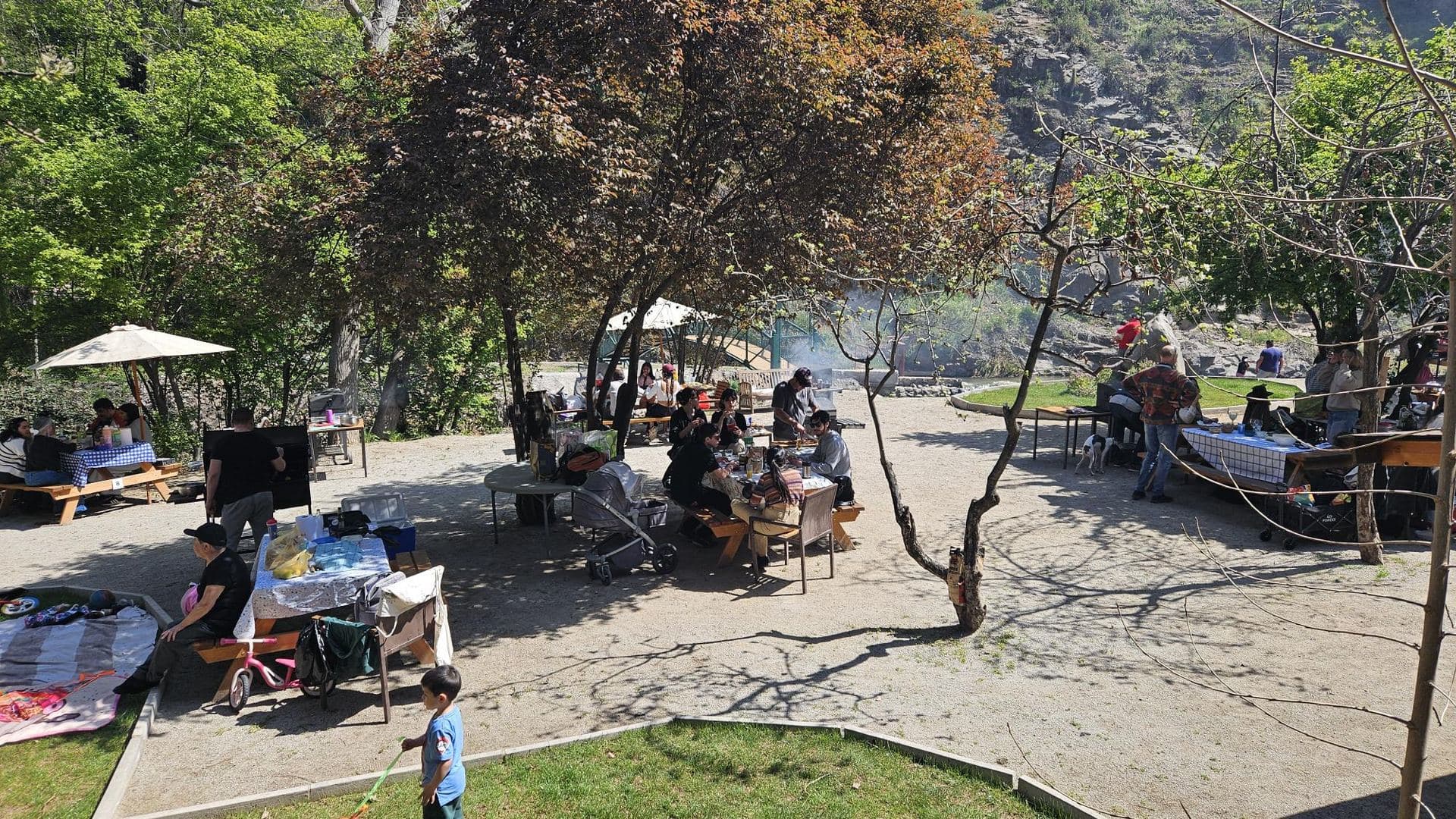 Celebración al aire libre junto al estero