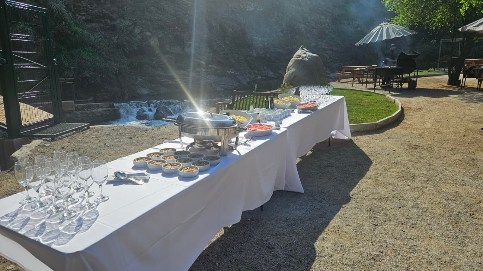 Mesa preparada al aire libre junto al estero en Estero Arrayán
